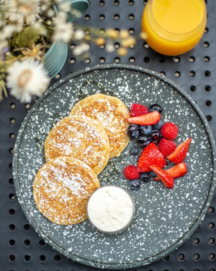 Sanderson London Eksteriør billede Pancakes with fruit