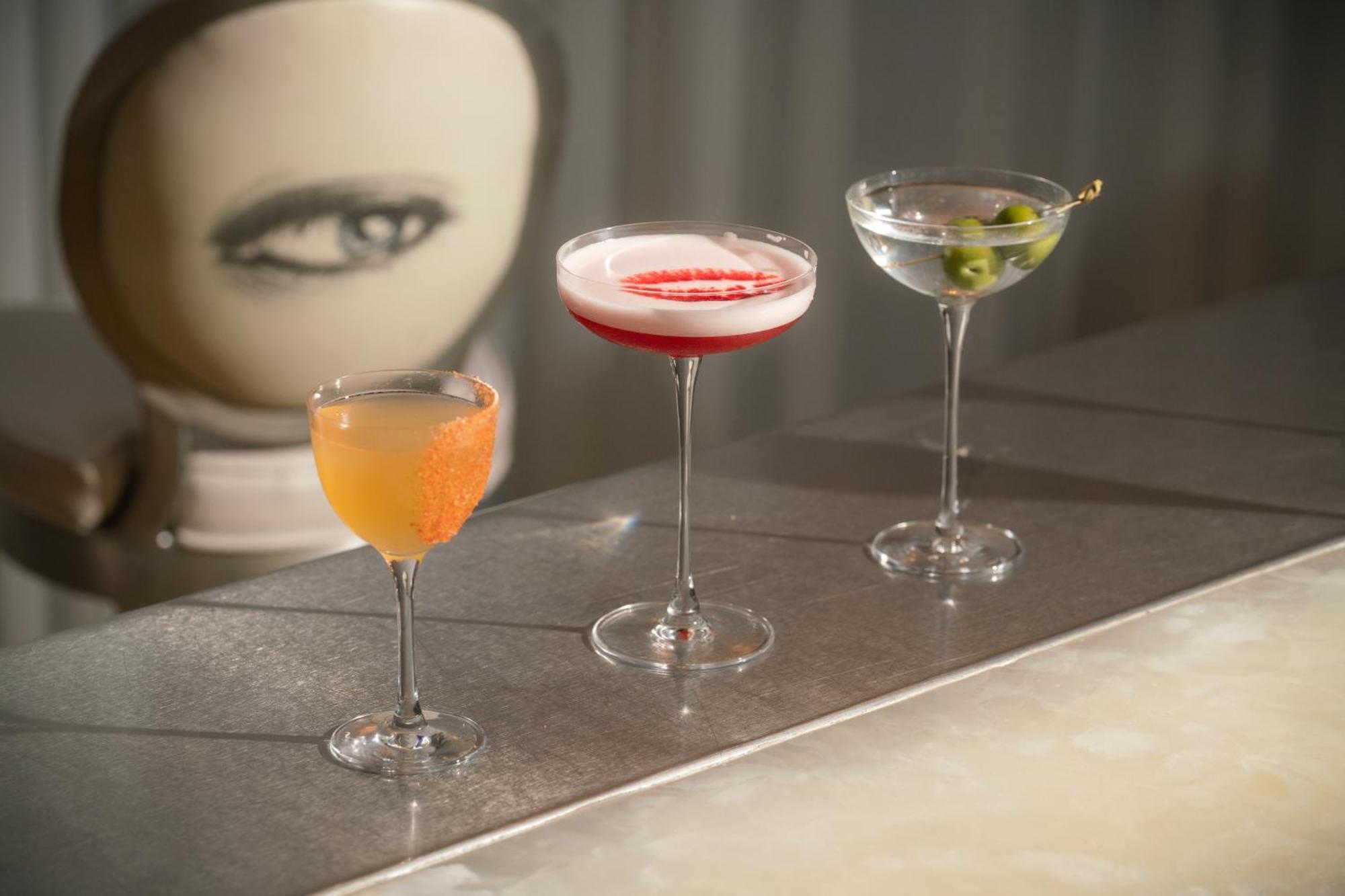 Sanderson London Eksteriør billede Cocktails at the bar